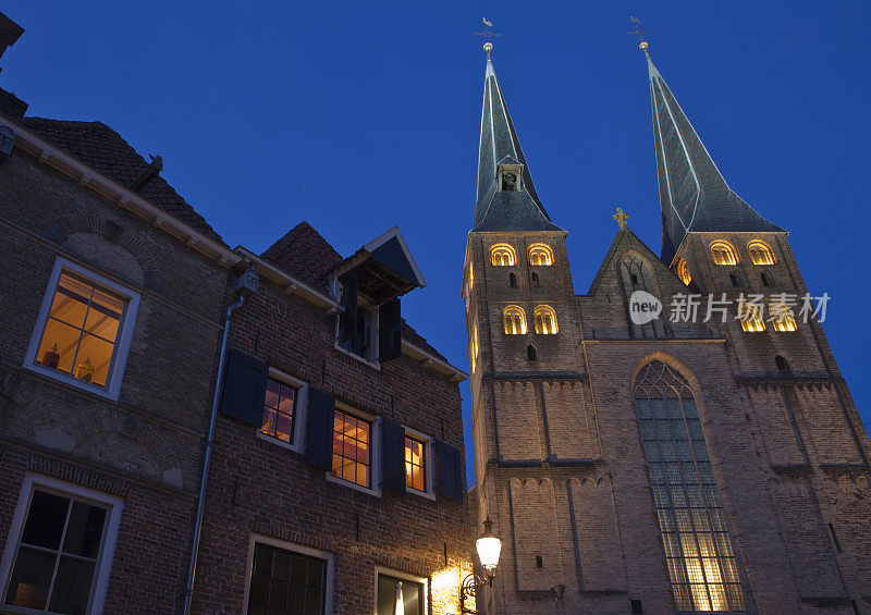 Deventer’s Bergkerk的发光钟楼